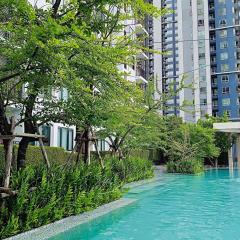 Cozy Poolside Room in Prime Location in On Nut Area