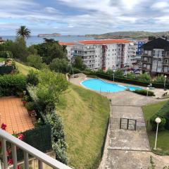 Apartamento con vistas al mar y piscina