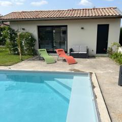 Studio vue piscine au calme près des vignes