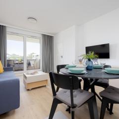 Comfortable Apartment with Parking by Noclegi Renters