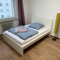 Helles Zimmer in Wohnung mit Balkon