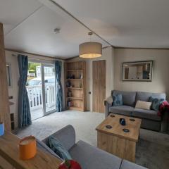 SPACIOUS COMFORTABLE HOLIDAY HOME WITH UNIQUE LAYOUT ON 5 Star SHOREFIELD HOLIDAY PARK