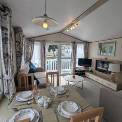 LOVELY BRIGHT AND AIRY CARAVAN ON THE 5 Star SHOREFIELD COUNTRY PARK ENTERTAINMENT PASSES INCLUDED