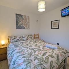 Bright Double Room, Smart TV, 5 Minute Walk from Train Station