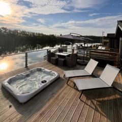 Willow's Lakeside Lodge With Hot Tub at Tallington Lakes