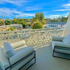 Designer Silver Lake Stylish One Bedroom with Parking