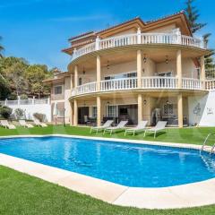 Grand villa with pool, BBQ & stunning view by REMS