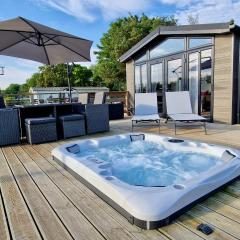 Rolo's Lakeside Lodge With Hot Tub at Tallington Lakes