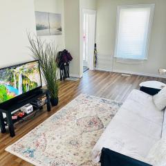 Cozy 2BR House Near Centre with BBQ, Backyard, and Netflix