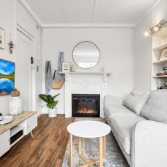 Charming 1-Bed with Fireplace by the Beach