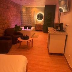 Suite Yao avec jacuzzi Montataire YaoSpa60