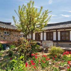 Gyeongju Stone Lantern Home Hanok Stay