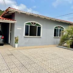 Casa em frente ao mar no Ribeirão da Ilha