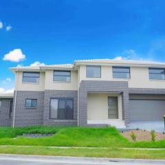 Kellyville Spacious Modern House Park&Lake