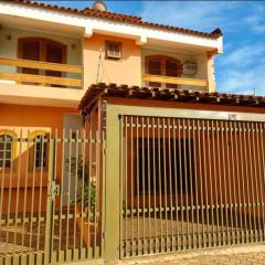 Casa grande, ampla, com 4 quartos e estacionamento