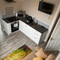 Mini apartment Carrigaline, 2 min walk to town - Sleeps 3 or 4