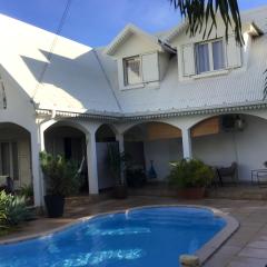 Studio cosy avec piscine dans une villa