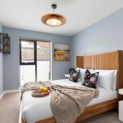 Elliot Oliver - Beautiful Two Bedroom Apartment With Parking in The Docks