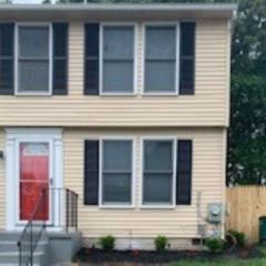 Newly Renovated Cozy 3 Bedroom 2 Bath Townhome Close to Commanders Stadium and 4 Metro Stations