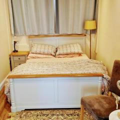 Cozy Corner - Extra Large double bedroom available in Eastcote London with private bathroom - 5 mins walk to Eastcote Underground station, 20 mins to Heathrow and Central London