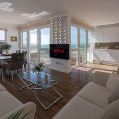 On The Beach Penthouse with Sea View - 3 bedrooms - Roof Balcony - Spa, Sauna, Gym and Pool - Sleeps 6