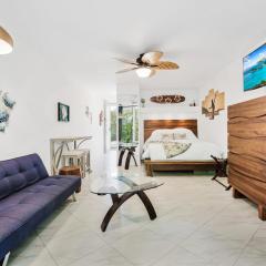 DOWNTOWN Hawaiian Theme Condo with Hot Tub, Pool & Beach - Kona Islander Inn