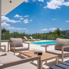 NEW! Modern Villa Nacle with heated Pool