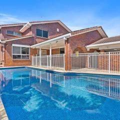 Spacious Family Oasis 5bd Waterfront Pool