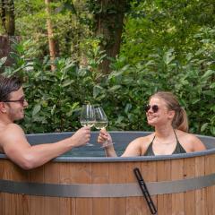 Wild Flower luxe chalet met Hot Tub en prachtige tuin en overkapping