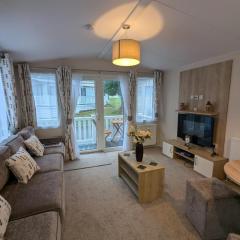 Modern and spacious holiday home at AWARD WINNING SHOREFIELD COUNTRY PARK ENTERTAINMENT PASSES INCLUDED DOG FRIENDLY!