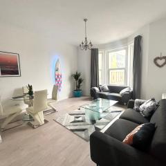 The City Surfer Apartment - By Coastline Retreats - Parking included - Sleeps 5 - City Centre