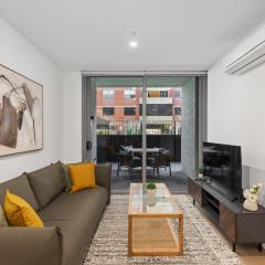 Stylish 1BR in Trendy Area w Big Balcony & Parking