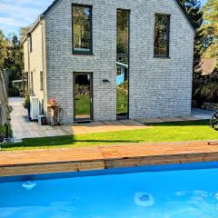 Architektenhaus mit Spielplatz und Pool am Wald nahe Hamburg