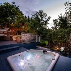 Hidden Gem Home-HotTub-Firetable-King Bed-BBQ -Deck