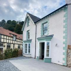 Family Holiday Home by the Great Orme Tramway and Beach