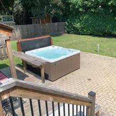 Appartment with Hot Tub and Backyard and Free Parking