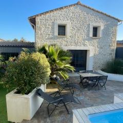 Jolie maison en pierres avec piscine et parking