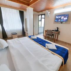 Dhe Kyi Khang by Magwave Hotels-100 Mts from MG Marg