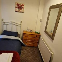 Single cosy room in Monton Village - Eccles Manchester