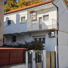 CASA BAYA with garden and river view & parking