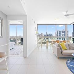 Elegant 2-Bed with Rooftop Dining & Fabulous Views