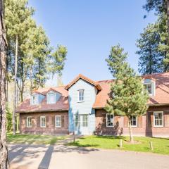 Luxurious villa with 5 bathroom, with a bath, near a reserve