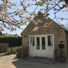 Cherry Tree Cottage in idyllic Cotswold village