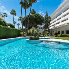 Sea view 2-bedroom apartment with pool