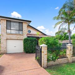 Comfort and Style 2-Bed Townhouse in Ingleburn