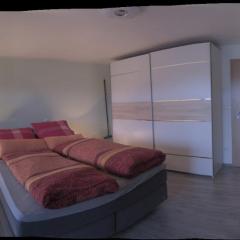 Geräumiges Zimmer mit Doppelbett, Bad und Küche