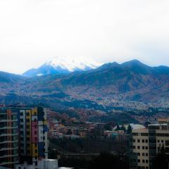 Comodo amplio con lindas vistas sector embajadas piso alto