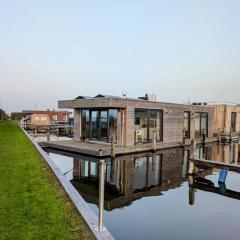 Surla houseboat Hangloose winter location Lisse