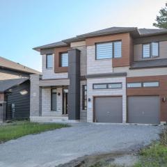 Spacious Modern Orillia Family Retreat