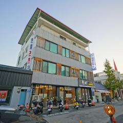 Jeonju Hanok Maeul Pungkyeong Guest and Hotel